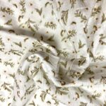 Mousseline branca com folhas verdes